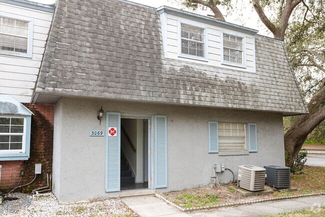 Building Photo - Cozy Comfort! Unit D Rental