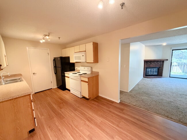 Photo - 1360 Brook St Unit E
