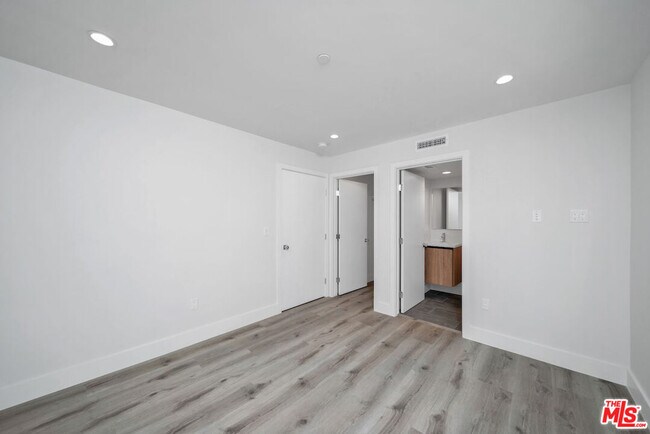 11524 Emelita St