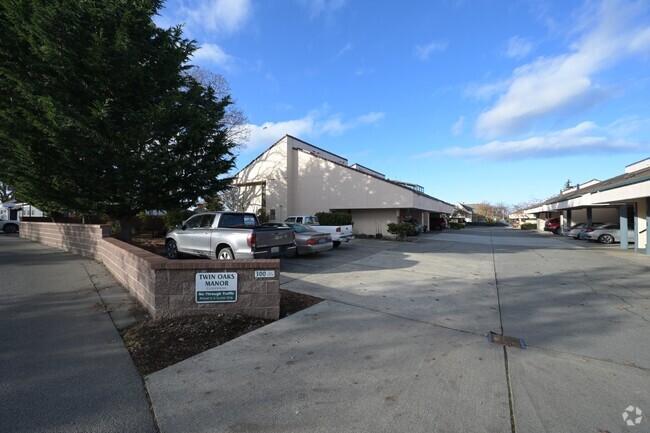 Building Photo - 2 bed 2.5 bath condo in the heart of Sequim! Unit #15