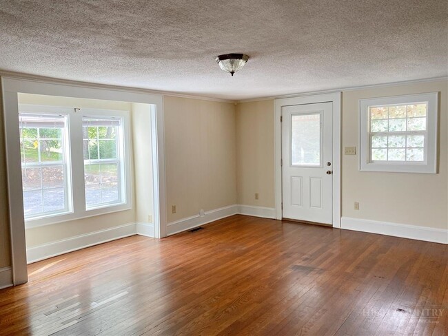 Photo - 807 Mt Jefferson Rd