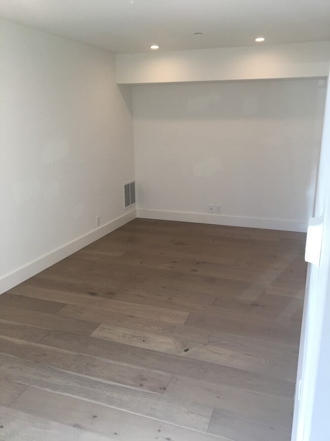 living area 9'4' X 19'6' - 251 Kentucky St