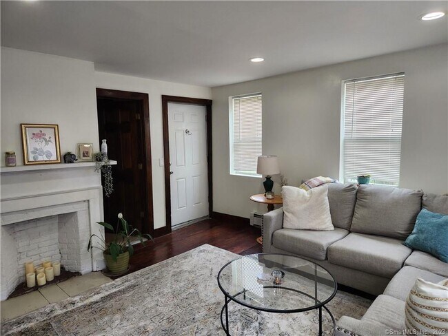 Photo - 2 Lyons Rd Unit 4