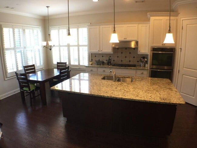 Photo - 2104 McFarlin Ln