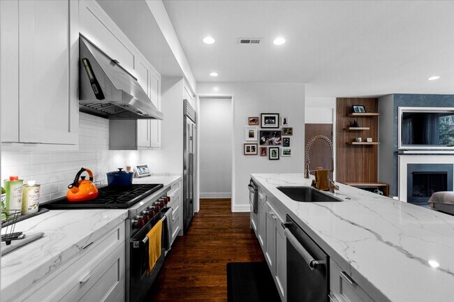 Photo - 2749 N Lakewood Ave Unit 2N