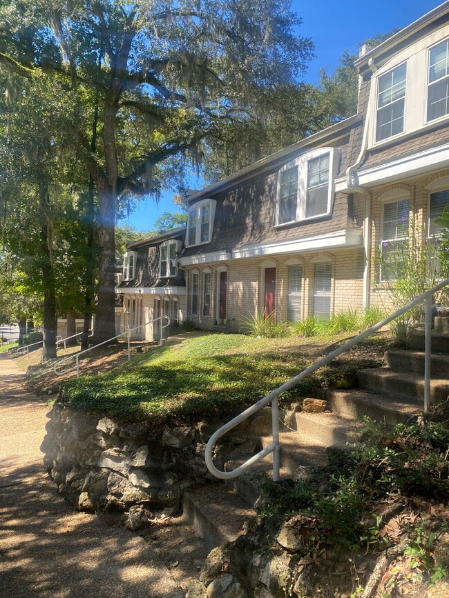 Building Photo - Gorgeous 2 Bedroom 1.5 Bathroom Condo With Stunning Flooring! AMAZING DEAL. Unit #124