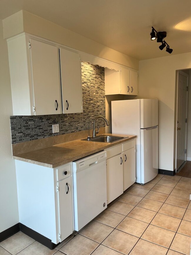 Building Photo - 1 Bed • 1 Bath Downstairs Unit 3408-35