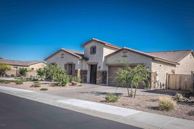 Building Photo - Gorgeous 4 Bed + den Single Level Home in gated community in North Peoria with RV Gate / BBQ!!