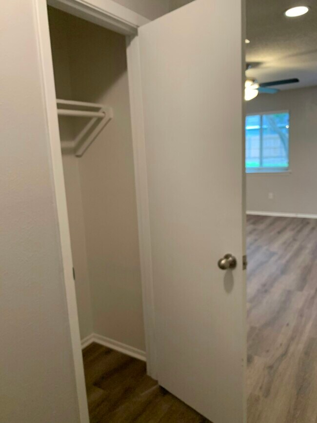Photo - 404 Live Oak Dr