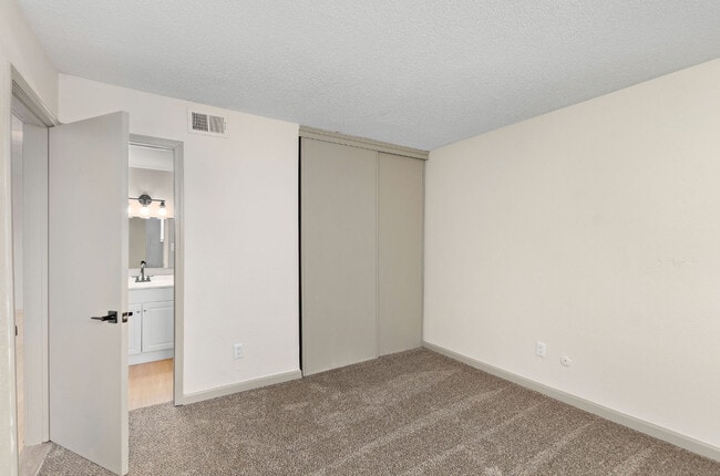 Oval Spring Apartments