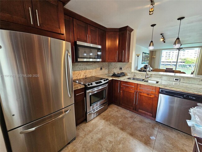 Photo - 4000 NE 169th St Unidad 302