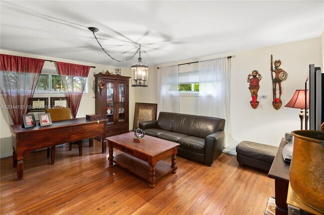 Photo - 6315 Maynada St