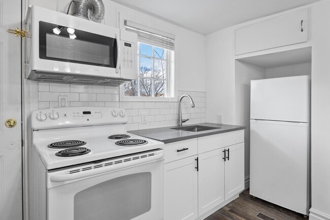 Photo - 835 Moy Ave