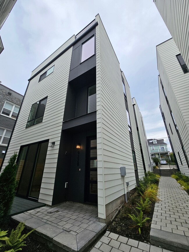 Building Photo - 922 16th Ave