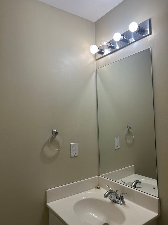 Building Photo - 02-202 KSK (Schutte) Unit 02-202 - C