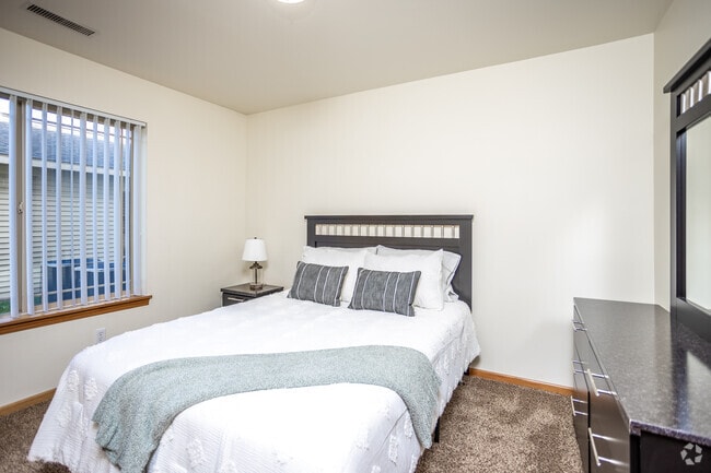 2BR, 1BA - 925 SF