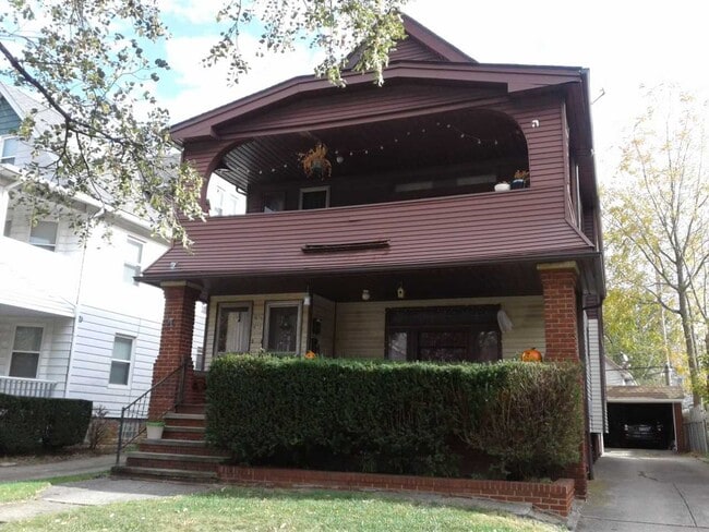 Building Photo - 1673 Victoria Ave Unit 2