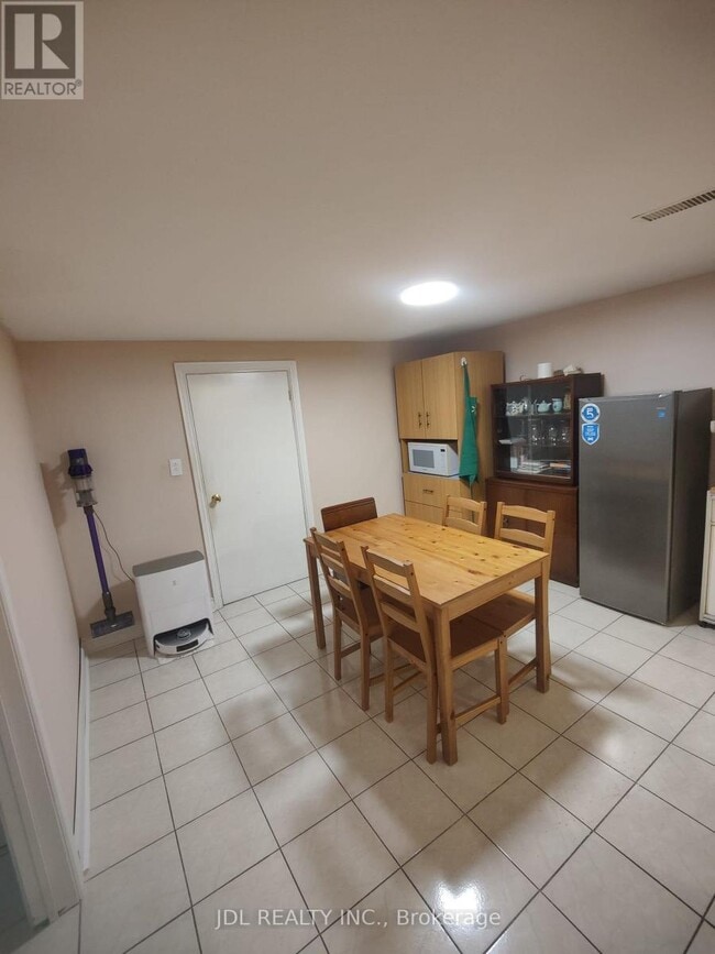 Photo - 30 Orangewood Crescent