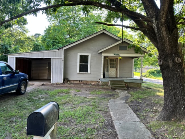 Building Photo - 3223 Pecan St