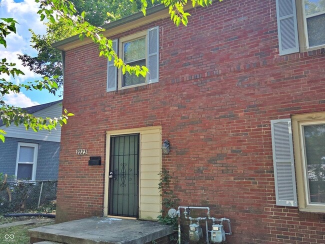 2223 E 38th St
