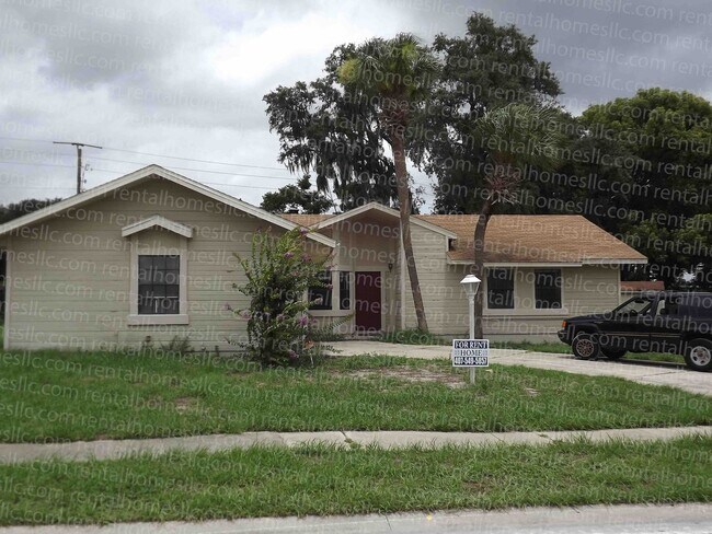 Building Photo - Spacious, Cozy home, very quiet with Fence...