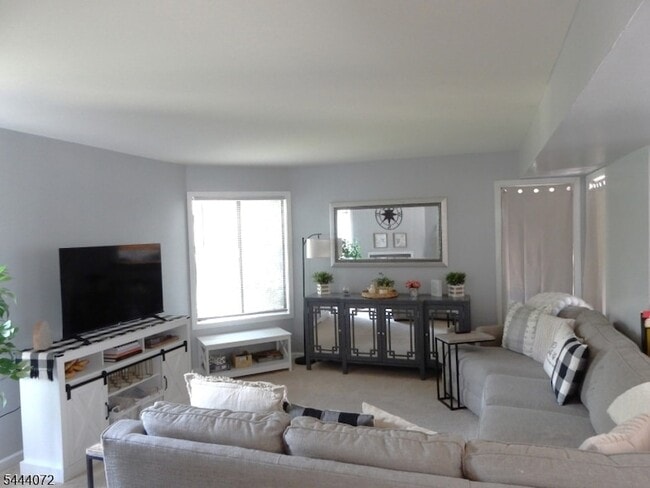 51 Edinborough Ct