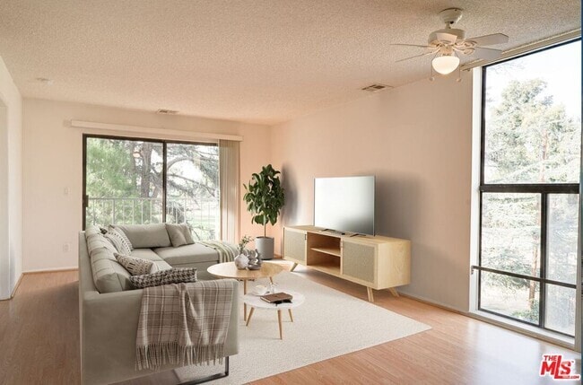 Building Photo - 950 Edgecliffe Dr Unit 3 Rental