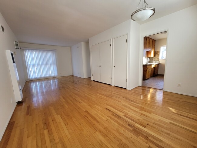 Building Photo - 2364 Walgrove Ave Unit 5 Rental