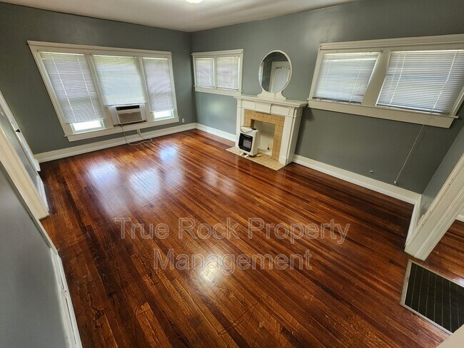 Photo - 830 E 12th St