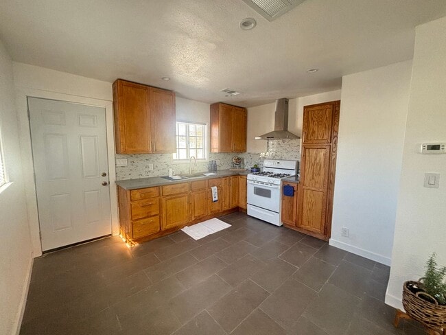 45025 1/2 10TH STREET WEST