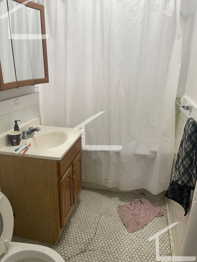 Building Photo - Clean and Spacious Studio Hardwood, Bay wi... Rental