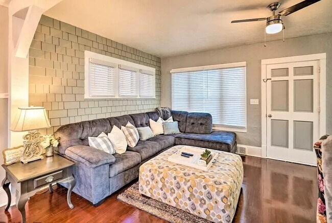 Photo - 325 W Spring St