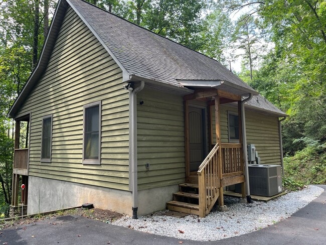 Building Photo - Beautiful 3/2 Mountain Home Rental!