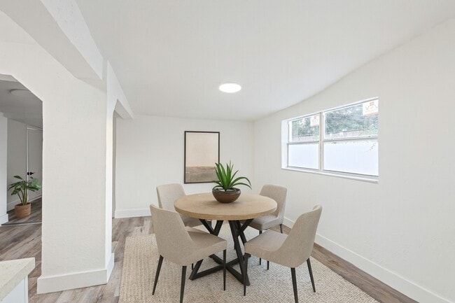 Photo - 724 Burlington St