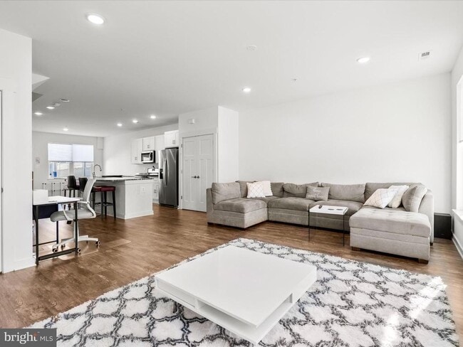 Photo - 404 Waverley Dr