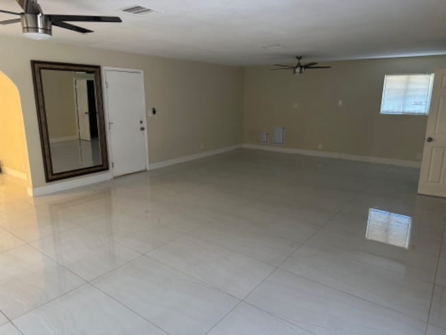 Photo - 704 Mc Dermit St