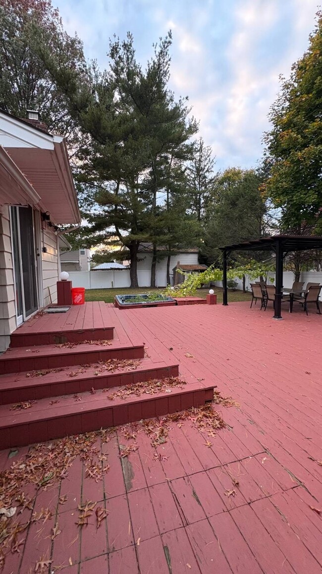 Building Photo - 8 Howard St