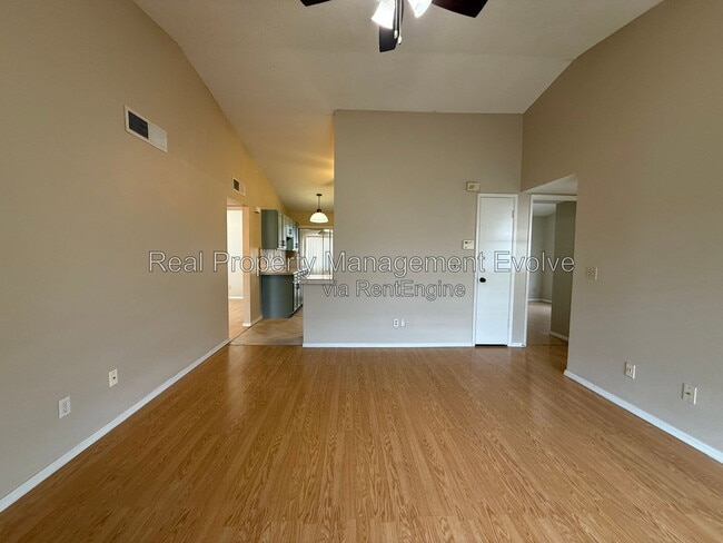 Photo - 513 E Wickieup Ln