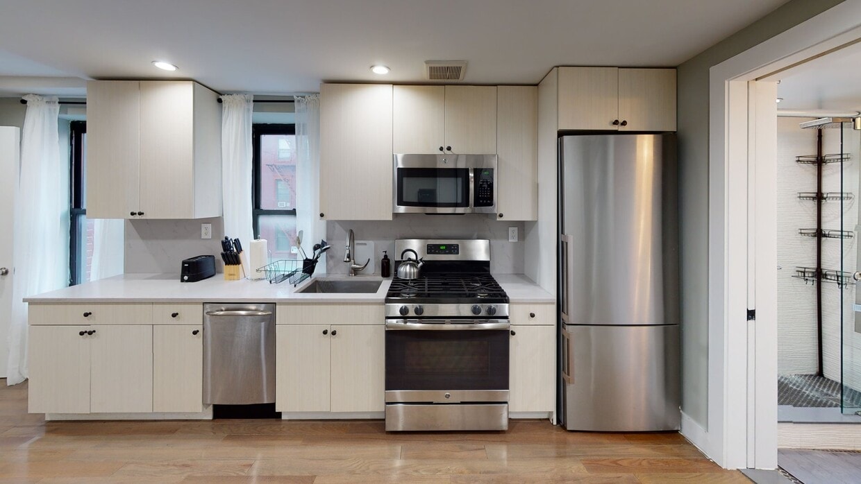 Photo - Private bedroom in 3 bed/1 bath Home