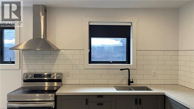 Photo - 284 James St N Unité 3