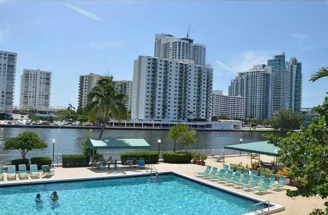 Photo - 1000 Parkview Dr Unidad 825