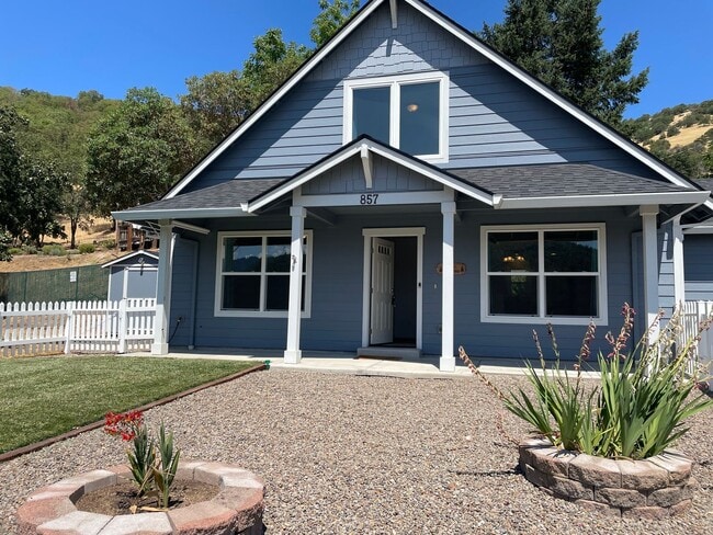 Building Photo - Beautiful 2 Bedroom 1.5 Bath 2 Story Home-...