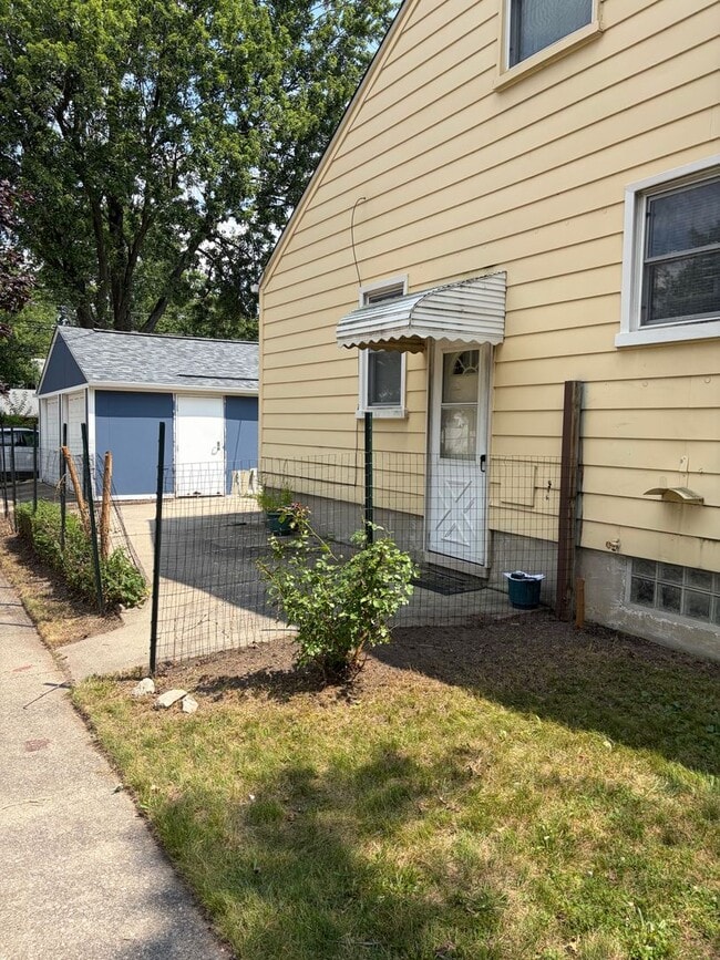Photo - 3 bedroom, 2 bathroom bungalow with basement and 2 car garage on oversized lot