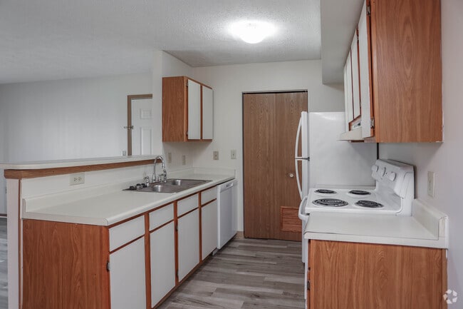 2BR, 2BA - 918SF - Kitchen