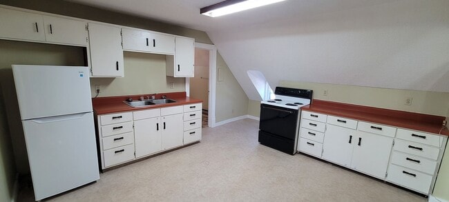 Building Photo - 1021 Bemidji Ave N Unit 1 Rental