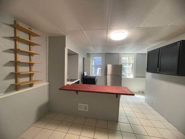 Photo - Updated 2 bedroom house for rent in the South Side !