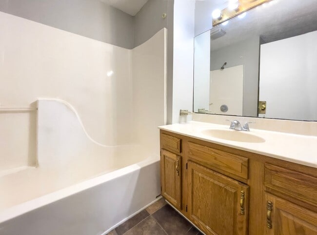 Photo - 114 E 8th St Unit Apt 1