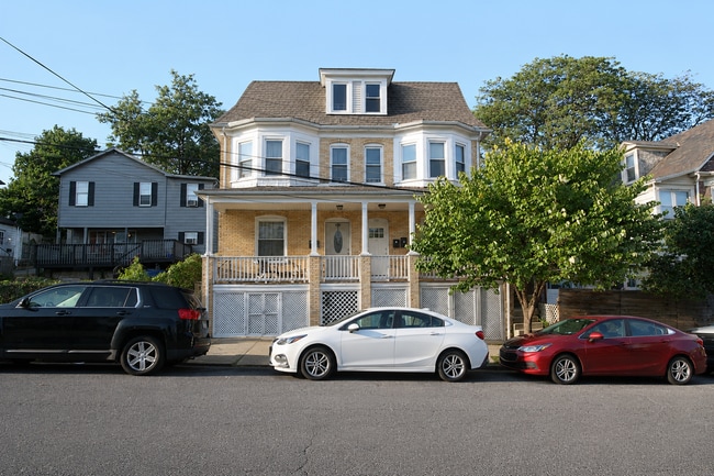 Building Photo - 713 Spring Garden St Unit 2