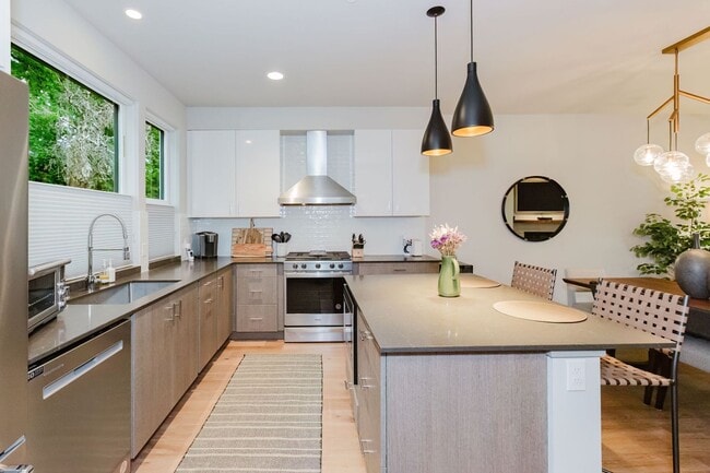 Photo - 706 Hanami Ln NE