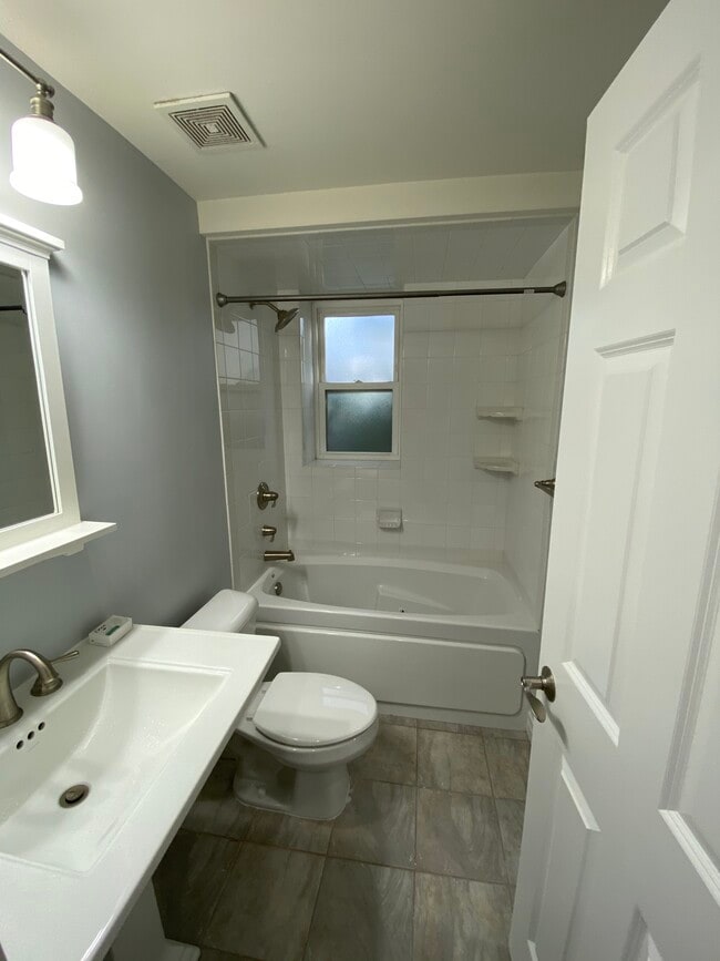 Building Photo - 7739 Kingsbury Blvd Unit 12 Rental